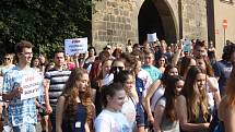 Studenti v Rakovníku protestují proti propouštění učitelů.