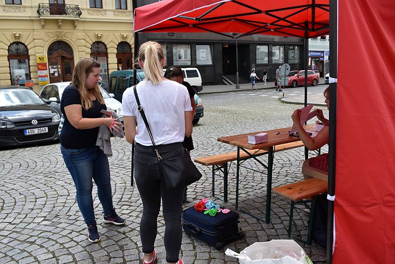 Z náboru dárců kostní dřeně na rakovnickém náměstí.