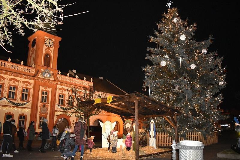 V centru Rakovníka byl v pátek 26. listopadu 2021 rozsvícen vánoční strom.