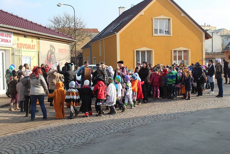 Lužnou prošly nejrůznější masky. Do rytmu jim cestou hrála hudební kapela v podání místních občanů.