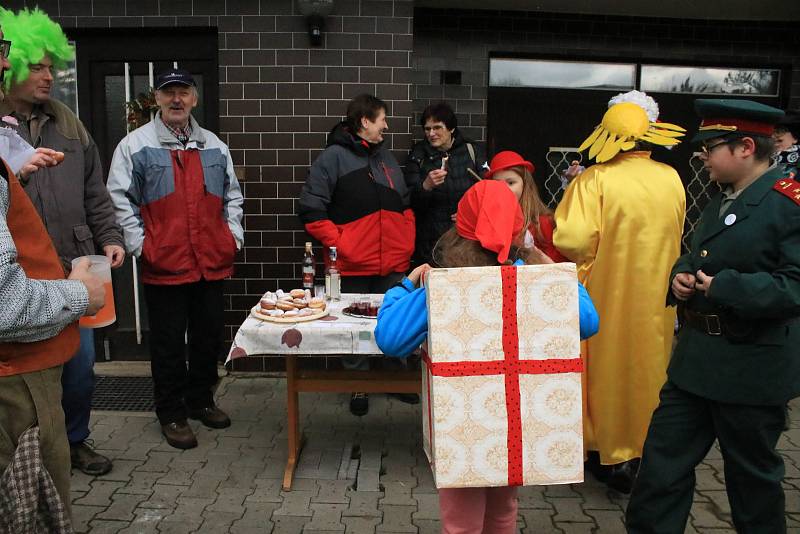 Průvod čítal okolo šedesáti masek, vycházelo se od hospody, kde se také po dvou hodinách končilo a začínalo se losovat o nejhezčí masky.