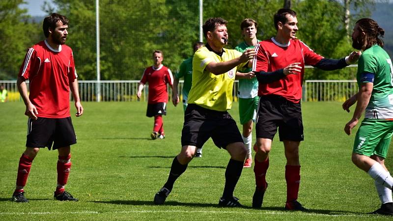 Tatran Rakovník B (v zeleném) nedal šanci Jesenici a vyhrál 6:1. nervy ale ve vedru občas pracovaly.