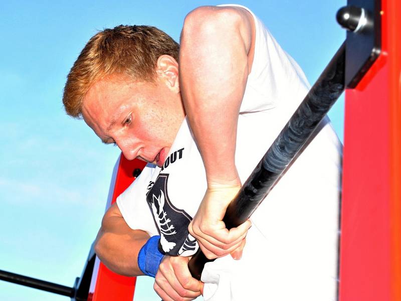 Street Workout Rakovník - takhle cvičí kluci několikrát týdně...