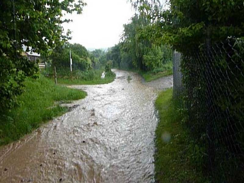 Voda ze Seneckého rybníka se valila do vsi