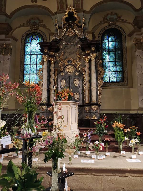 Rakovnickou synagogu zkrášlily lilie.