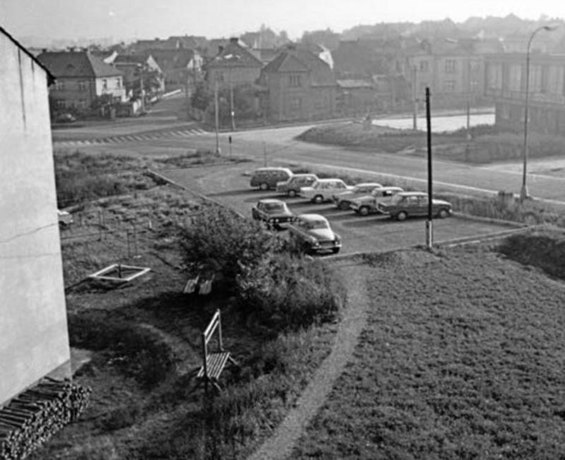 Křižovatka ulic Malinovského a Plzeňské v roce 1979.