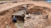 Archeologický výzkum u Nesuchyně se chýlí ke konci. Jedním z posledních nálezů je zaniklý zájezdní středověký hostinec.