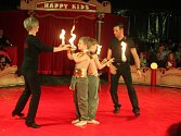 Děti vystupují v cirkuse