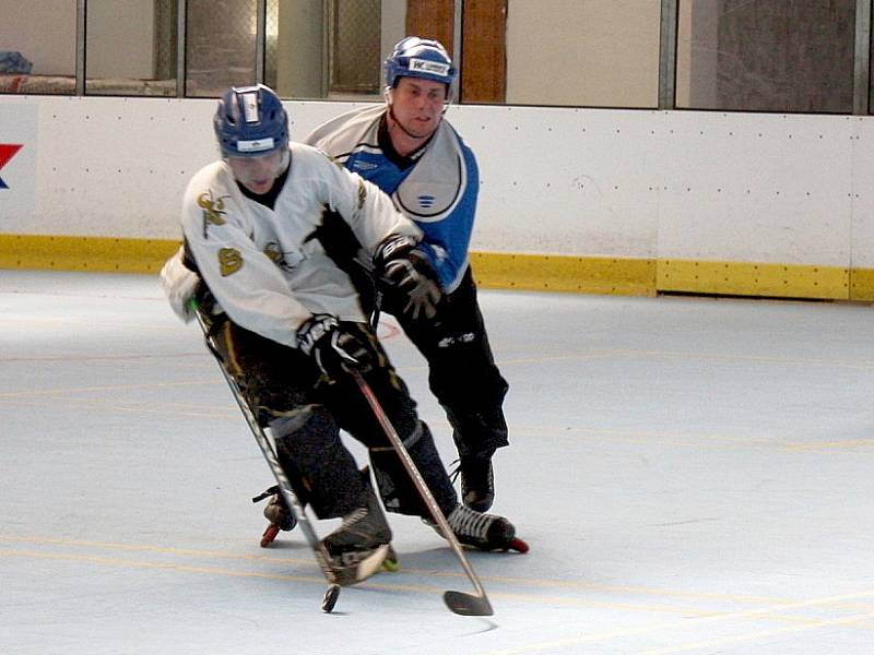 Inline hokejisté (v bílém) doma jednou vyhráli a jednou prohráli na nájezdy. 