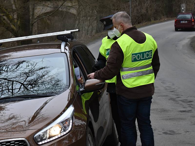 Policejní kontroly na Rakovnicku na hranicích okresů.