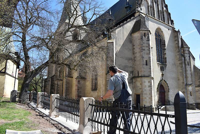 Opravu zárubní zdi u zvonice kostela sv. Bartoloměje v Rakovníku provedlo kamenictví Ladislav Humpál. Kované zábradlí je od kovářství Krásná Práce Jiřího Hávy z Roztok u Křivoklátu.