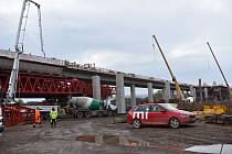 Estakáda u Krupé měřící 805 metrů byla ve čtvrtek propojena.