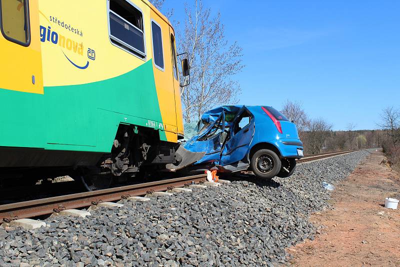 Na železničním přejezdu mezi obcemi Lužná a Lišany se střetl osobní automobil s vlakem.