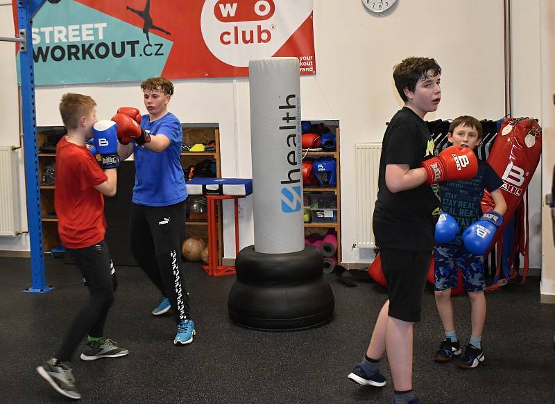 Boxerské lekce ve sportovním klubu Mek GYM vede i bývalý profesionální boxer Vladimír Řezníček starší.