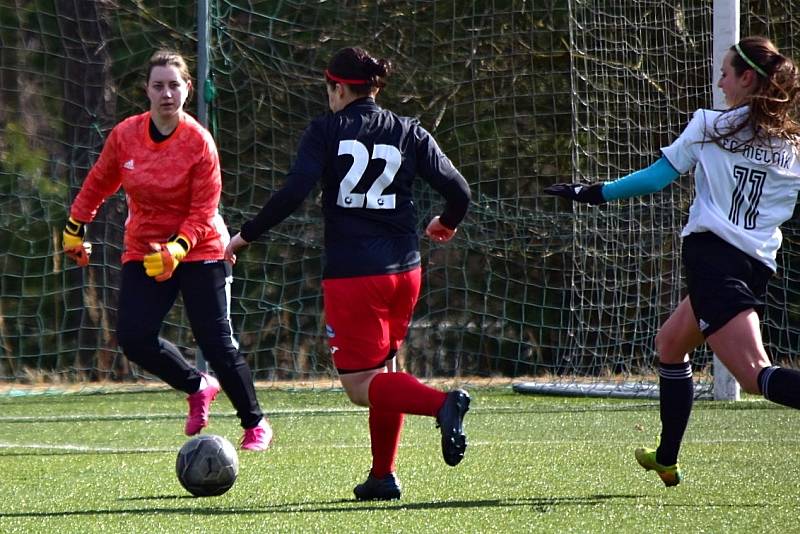 Fotbalová příprava: po šokujícím závěru SK Pavlíkov (v tmavém) – FC Mělník 3:4