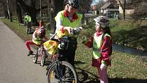 Členové cyklistického kroužku DDM Rakovník uklízeli ke Dni Země cyklostezku do Pustovět