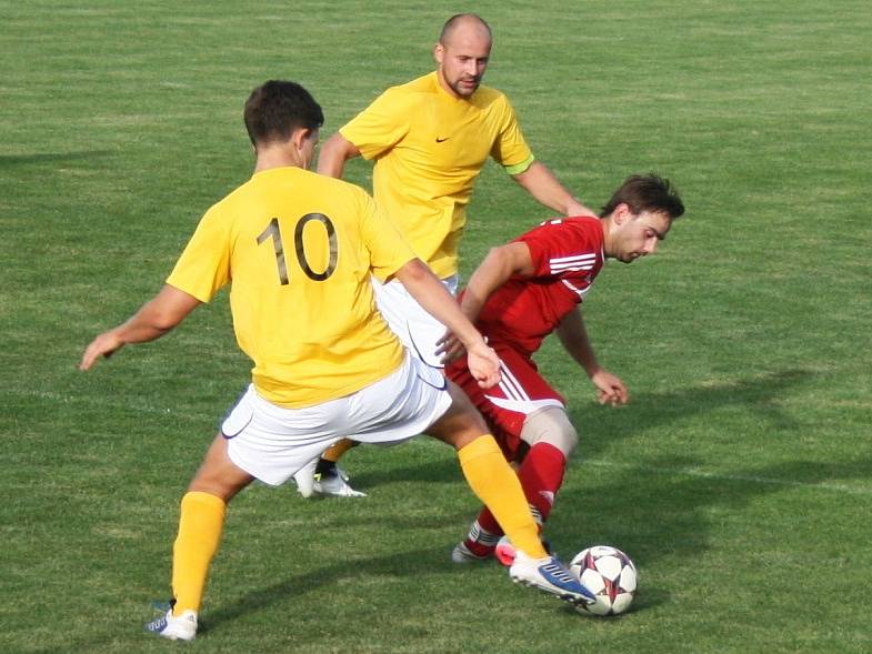 Zavidov (v červeném) sice bojoval a vedl 2:0, ale dál v poháru jdou Tuchlovice, vyhrály 5:2. 