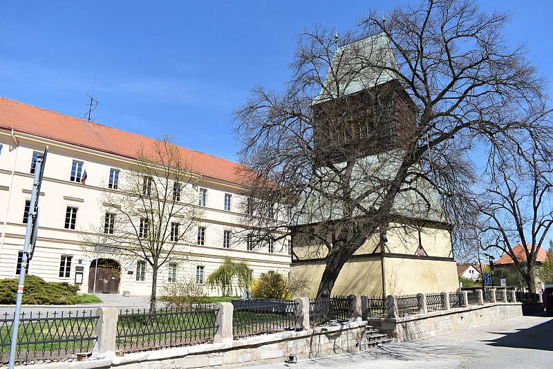 Opravu zárubní zdi u zvonice kostela sv. Bartoloměje v Rakovníku provedlo kamenictví Ladislav Humpál. Kované zábradlí je od kovářství Krásná Práce Jiřího Hávy z Roztok u Křivoklátu.