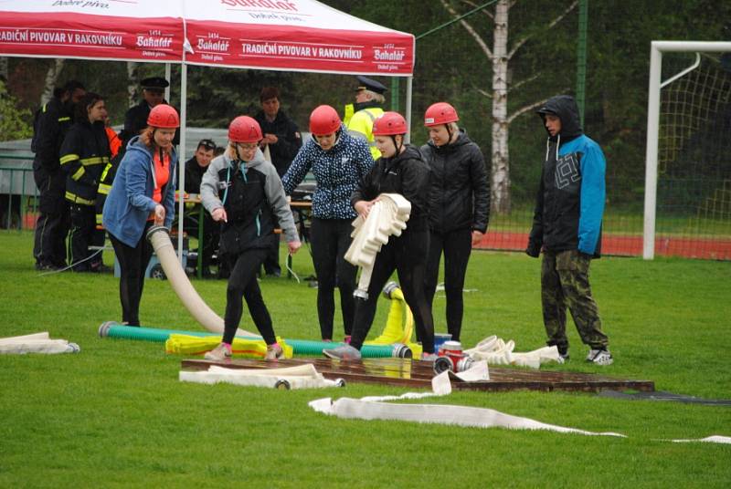 Na atletickém stadionu v Rakovníku soutěžila družstva dobrovolných hasičů v rámci Okresního kola požárního sportu. Rakovnicko bude v krajském kole reprezentovat SDH Lužná.