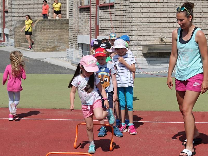 Dětský sportovní den na hřišti rakovnické sokolovny si děti náramně užily.