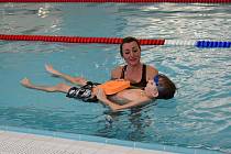 Do plaveckých kurzů v rakovnickém AquapRaku je přihlášeno více než padesát dětí.