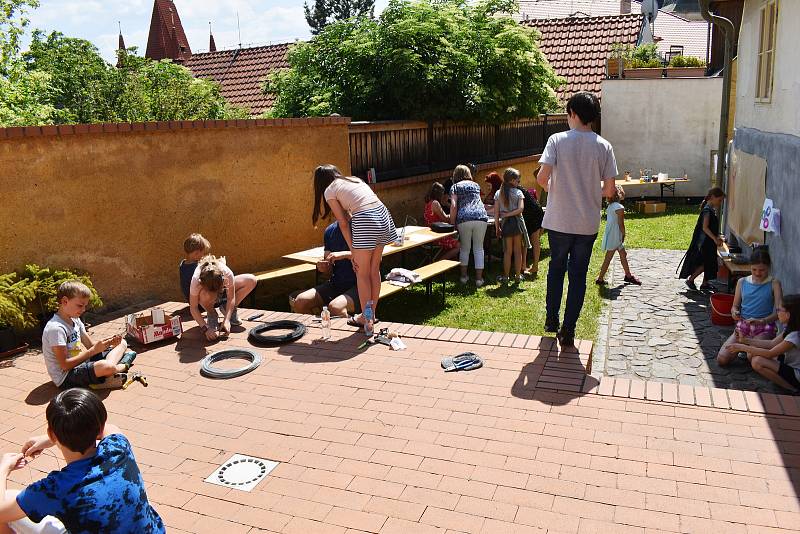 Ateliér pod širým nebem a zápis do ZUŠ Rakovník na dvoře roubenky.