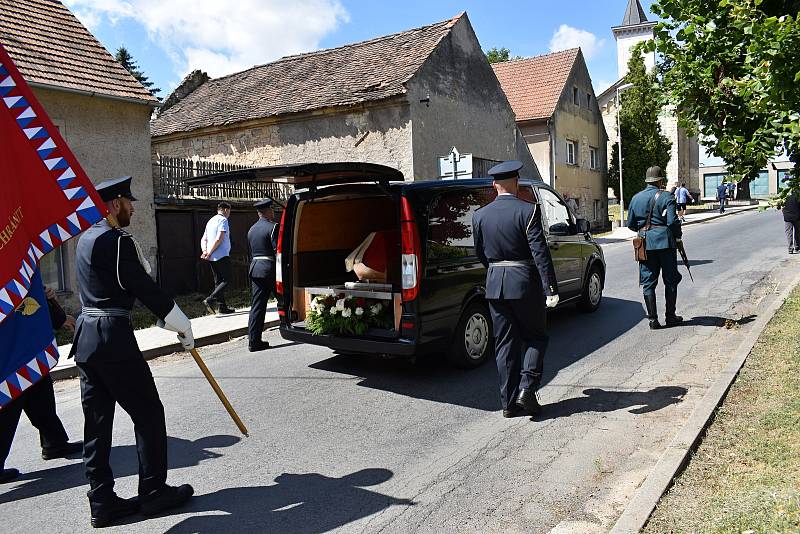 Znovuuložení ostatků strážmistra četnictva Františka Ometáka na mutějovickém hřbitově.