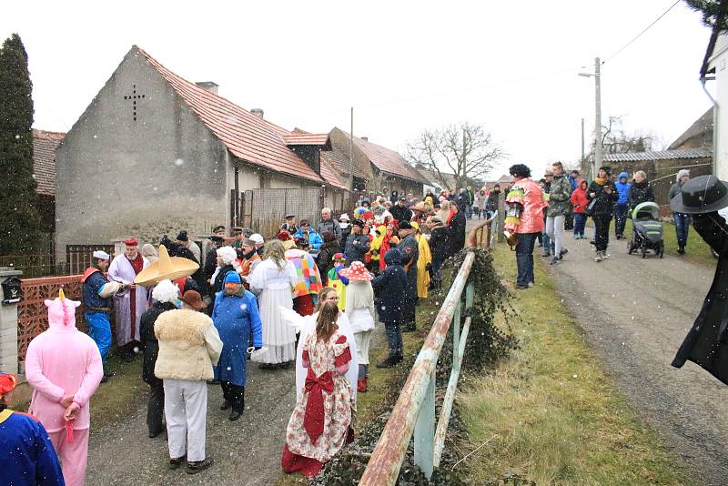 Průvod čítal okolo šedesáti masek, vycházelo se od hospody, kde se také po dvou hodinách končilo a začínalo se losovat o nejhezčí masky.