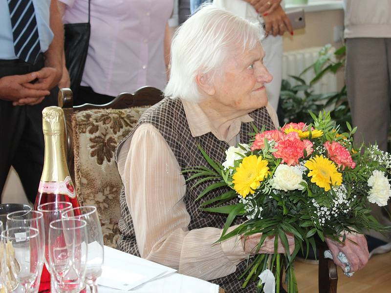 Marie Skleničková ze Sýkořice, nyní v Domově seniorů v Novém Strašecí, oslavila sté narozeniny