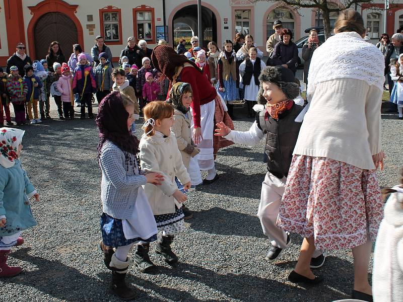 Rakovnické děti vítaly ve středu 20. března 2019 první jarní den.