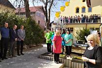 Slavnostní přestřižení pásky nově zrekonstruované Střední a základní školy Jesenice.