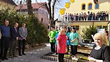Slavnostní přestřižení pásky nově zrekonstruované Střední a základní školy Jesenice.