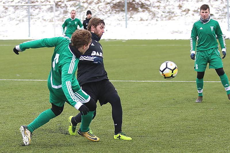 Divizní fotbalisté Tatranu Rakovník (v zeleném) vyhráli v přípravném utkání nad celkem Dobříše jasně 5:2.