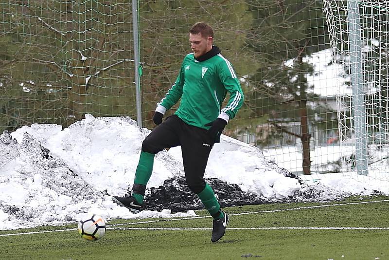 Divizní fotbalisté Tatranu Rakovník (v zeleném) vyhráli v přípravném utkání nad celkem Dobříše jasně 5:2.