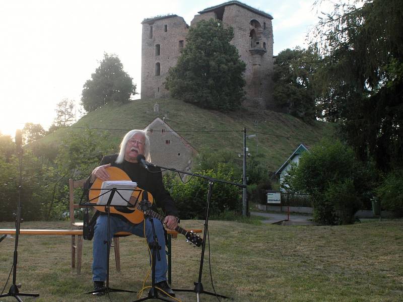 Husovy slavnosti na Krakovci zahájil hudební a básnický recitál Josefa Fouska.