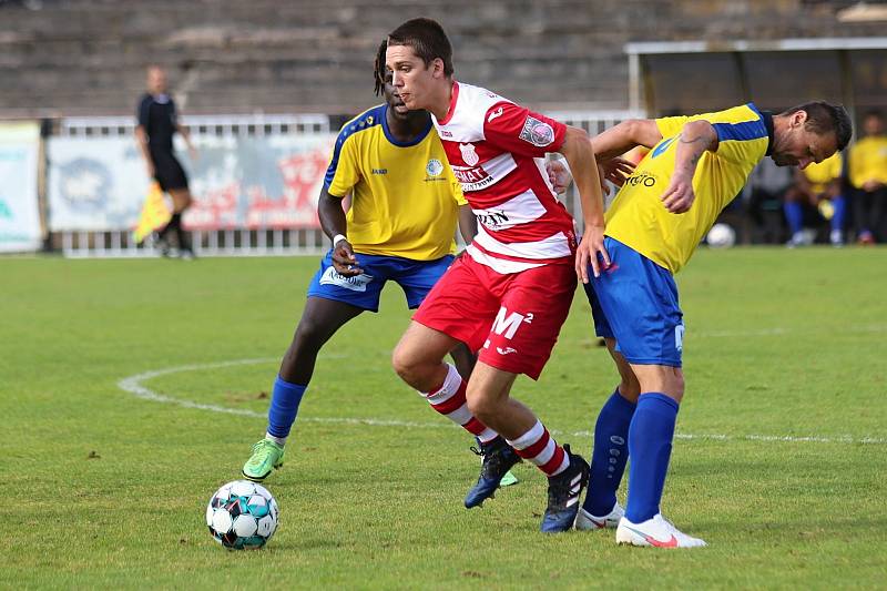 SK Rakovník (ve žlutomodré kombinaci) porazil v důležitém utkání ČFL Povltavskou FA 3:1.