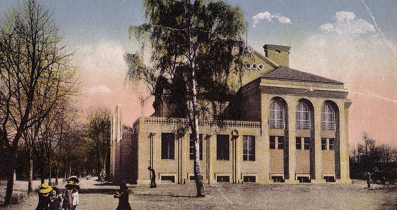 Sokolovna krátce po svém vzniku od západu.