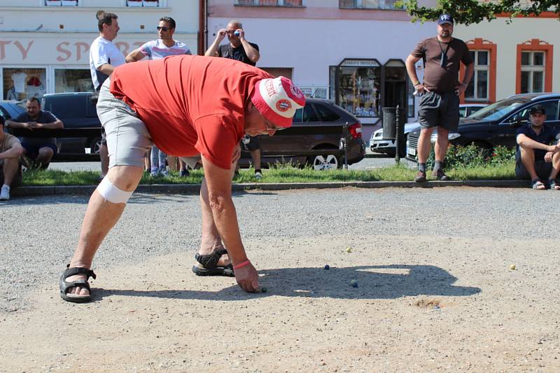 Cvrnkání kuliček ještě zpříjemnilo soutěžící slunné počasí.