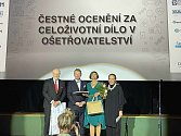 Zdravotní sestra Růžena Macháčková z Nového Strašecí převzala Čestné ocenění za celoživotní dílo v ošetřovatelství.