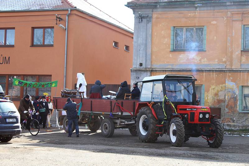 V sobotu odpoledne prošel Kolešovicemi masopustní průvod. Doprovázela ho kapela na povoze a místním nechyběla dobrá nálada.