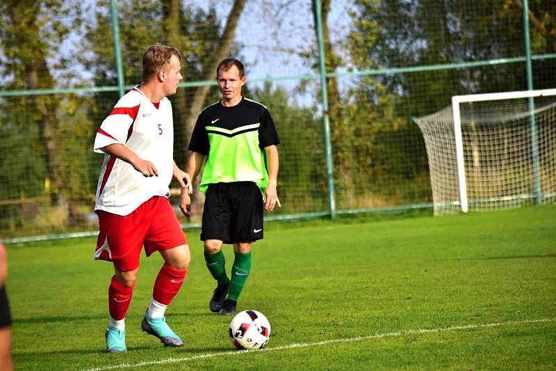 Okresní přebor: nováček Pavlíkov (v bílém) nepotvrdil roli favorita a Kněževes si veze z jeho hřiště výhru 1:0.