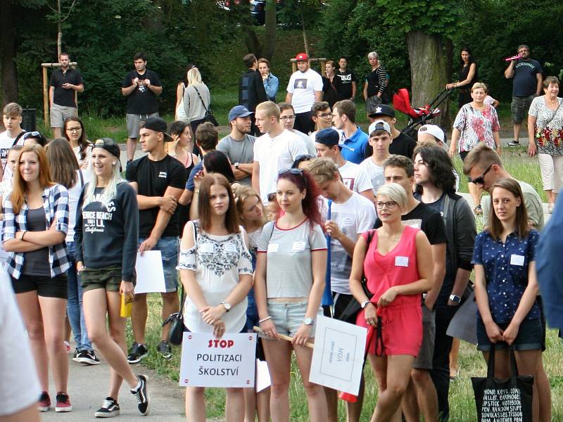 Studenti Masarykovy obchodní akademie v Rakovníku protestovali proti vedení školy.