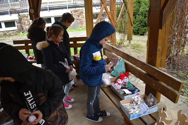 Vánoční jarmark na dvoře Střední školy, Základní školy a Mateřské školy v Rakovníku.