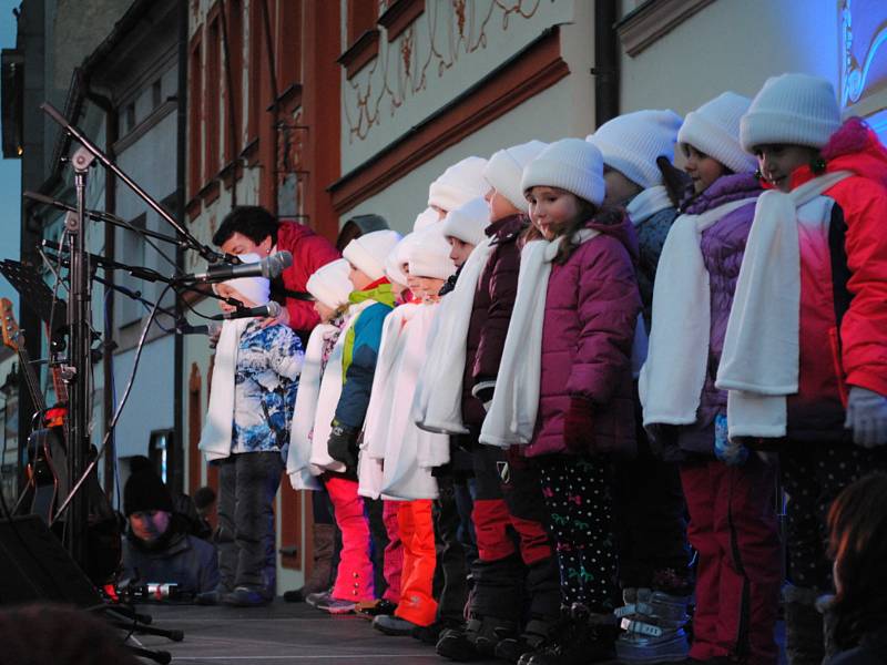 Na slavnostní rozsvícení vánočního stromu v Rakovníku dorazily stovky lidí.