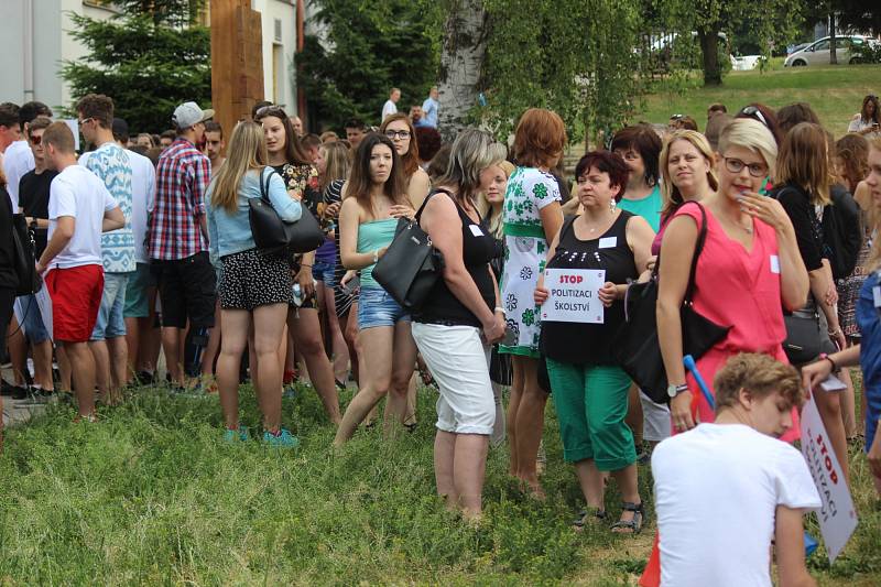 Rakovničtí studenti ve středu veřejně protestovali proti personálním změnám na místní obchodní akademii. 