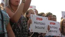 Studenti v Rakovníku protestují proti propouštění učitelů.