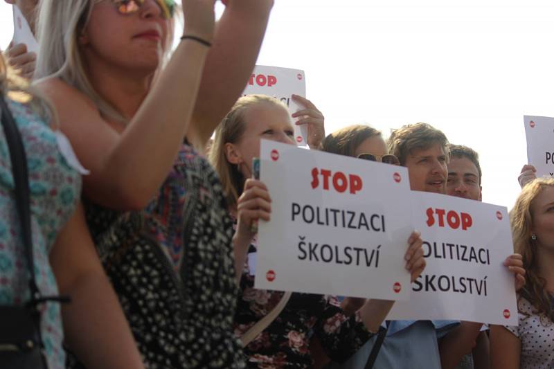 Studenti v Rakovníku protestují proti propouštění učitelů.