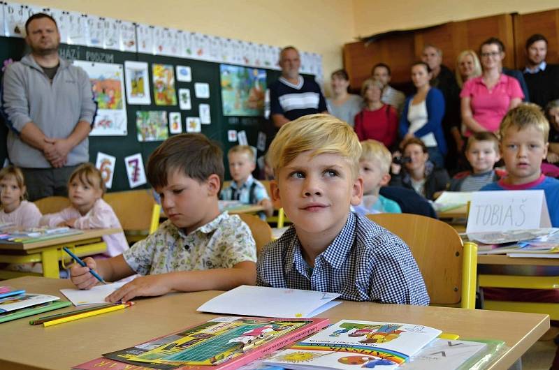 Prvňáčky ve školních lavicích ZŠ J. A. Komenského přivítal také novostrašecký starosta Karel Filip.