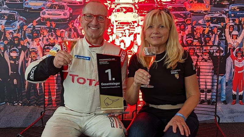 Jaroslav Mikoláš po triumfu v seriálu Porsche Cup v Hockenheimu - s manželkou.