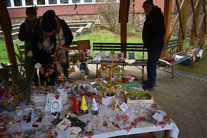 Vánoční jarmark na dvoře Střední školy, Základní školy a Mateřské školy v Rakovníku.